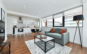 Carlton Heights - A Beautiful, Inviting And Modern 2 Bedroom Apartment, Perfect For Corporate Stays And Leisure